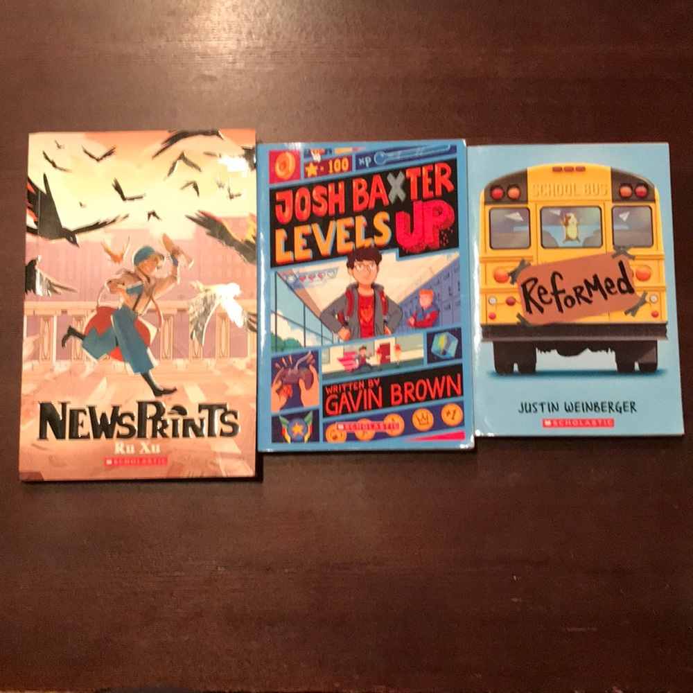📚3 Scholastic Books‼️Bonus Book Sox Sleeves 📚